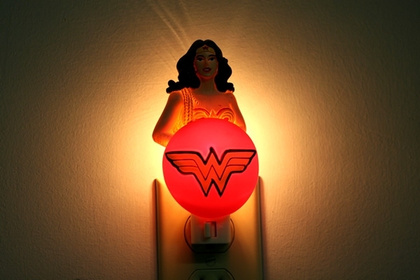Wonder-Woman-Night-Light_48386-l